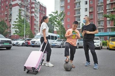 7月20日，在北京某小区，路子宽一家正在等待中介看房。