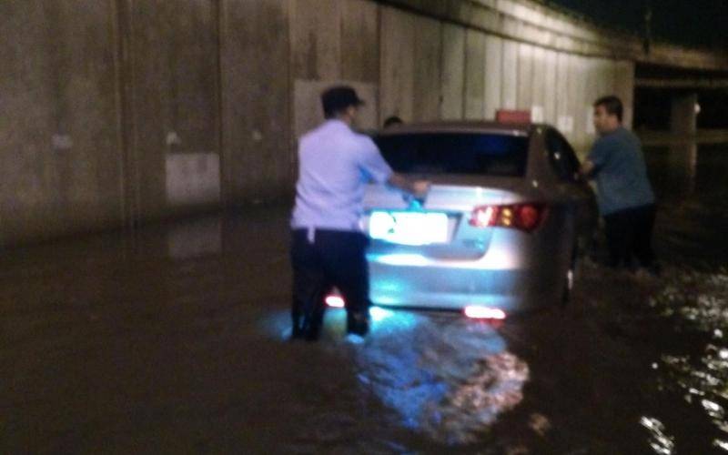 北京强降雨致南五环一桥下积水，民警凌晨推出三辆涉水车