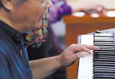 李任炜 67岁，在北京盲校创办了中国第一个钢琴调律班，后同时兼任北京联合大学特殊教育学院钢琴调律外聘教师，现已退休。新京报记者陶冉摄