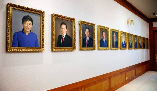 青瓦台展出的韩国历任总统肖像（韩国《国民日报》）