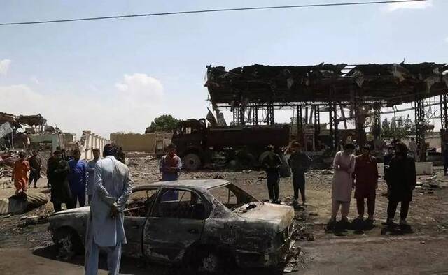 9月3日，在阿富汗首都喀布尔，人们聚集在汽车炸弹袭击现场。新华社发（拉赫马图拉·阿里扎达摄）