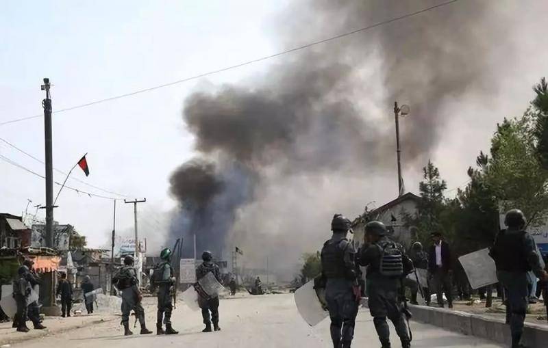9月3日，在阿富汗首都喀布尔，安全部队士兵在袭击地点附近警戒。新华社发（拉赫马图拉·阿里扎达摄）