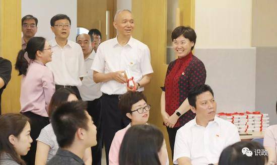 观摩北京学校小学部拜师活动