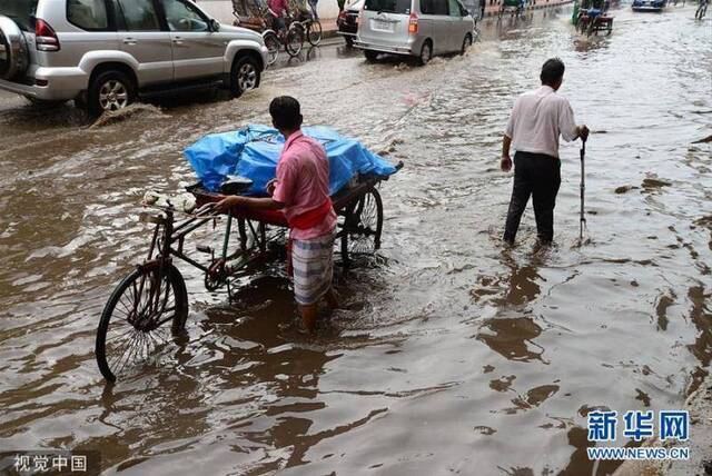 孟加拉国首都达卡遭暴雨侵袭 道路被淹