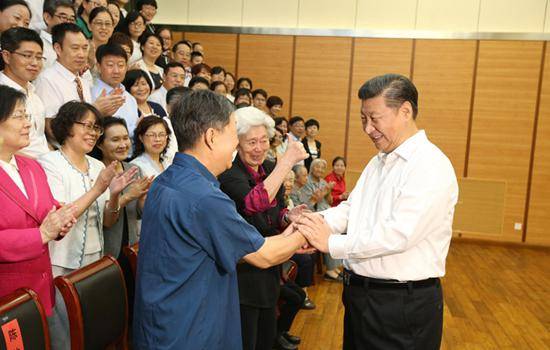 2016年9月9日，习近平看望慰问北京市和八一学校的教师学生代表。新华社记者姚大伟摄