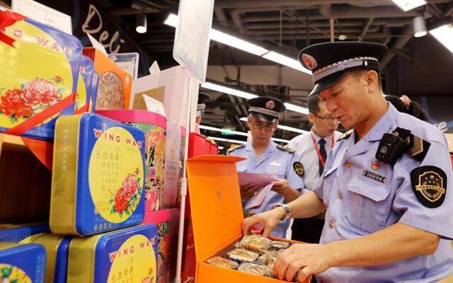 东城市场监管局检查超市出售月饼。摄/通讯员何筱强