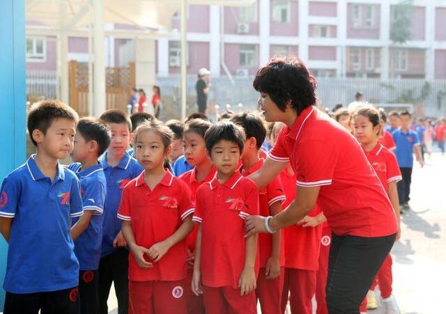 从清晨到日暮，我们用镜头记录一位小学教师最真实的一天