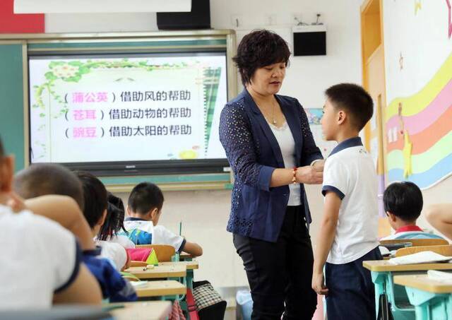 从清晨到日暮，我们用镜头记录一位小学教师最真实的一天