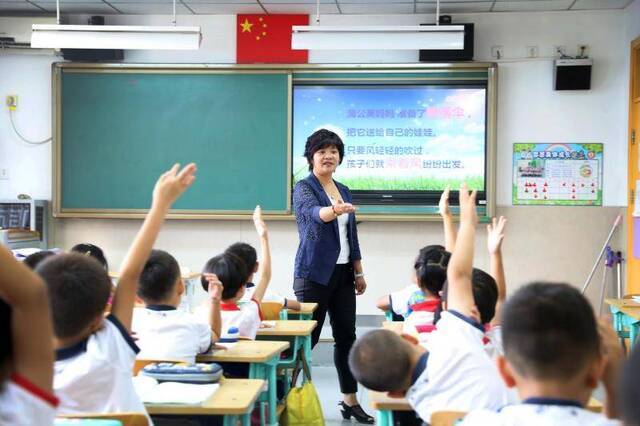 从清晨到日暮，我们用镜头记录一位小学教师最真实的一天