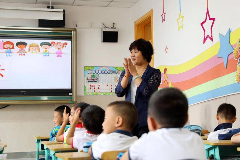 从清晨到日暮，我们用镜头记录一位小学教师最真实的一天