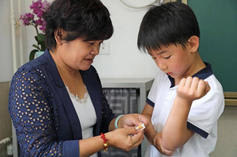 从清晨到日暮，我们用镜头记录一位小学教师最真实的一天