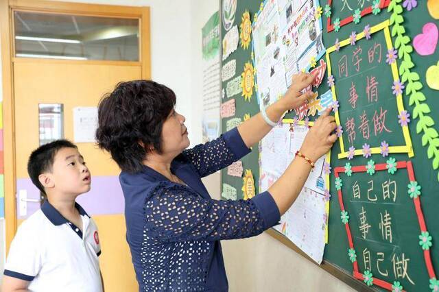 从清晨到日暮，我们用镜头记录一位小学教师最真实的一天