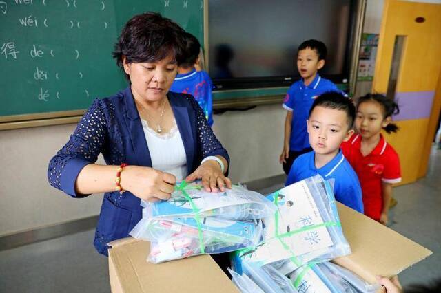 从清晨到日暮，我们用镜头记录一位小学教师最真实的一天