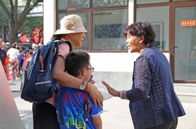 从清晨到日暮，我们用镜头记录一位小学教师最真实的一天