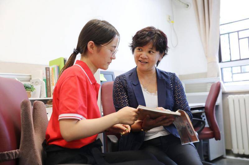 从清晨到日暮，我们用镜头记录一位小学教师最真实的一天