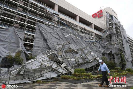 当地时间2019年9月9日，日本东京，第15号台风“法茜”登陆日本，带来强风暴雨，羽田机场车库的临时脚手架坍塌。图片来源：ICphoto