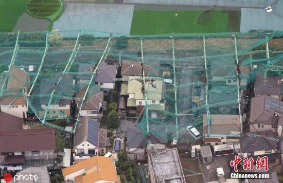当地时间2019年9月9日，日本千叶县，第15号台风“法茜”登陆日本，带来强风暴雨，一高尔夫球练习场的围栏倒塌。图片来源：ICphoto
