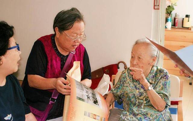 “荡起双桨班”时隔56年再合影