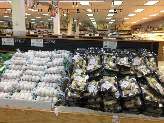 美国超市里摆在一起出售的生姜和大蒜。新华社记者夏林摄