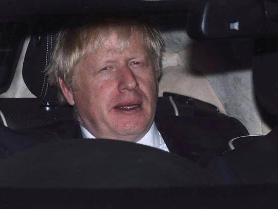 ▲10日凌晨，英国议会正式休会后，首相约翰逊乘车离开议会下院，奔波了一天，满脸倦容。|新华社发