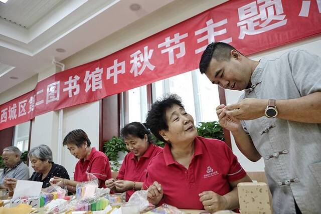 迎中秋图书馆里做“兔儿爷”