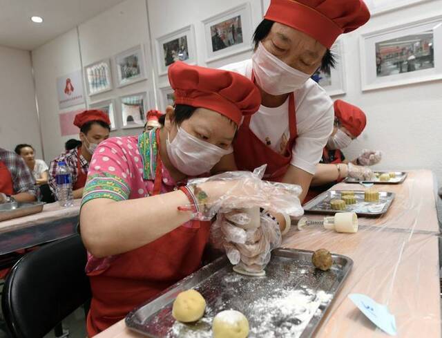 “饼”承情怀劲松残疾人巧手做月饼组图