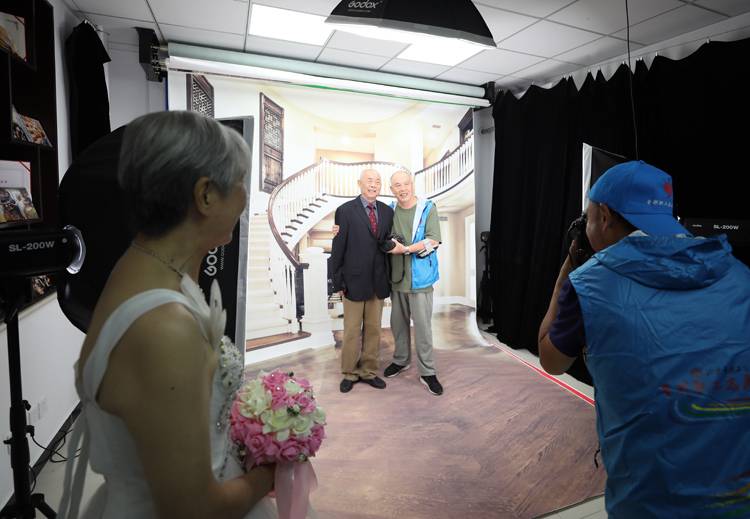 安华里20对金婚老人拍摄婚纱照组图