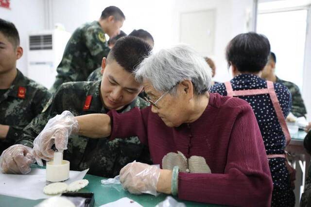 “兵妈妈”走进武警北京某中队，与战士一起做月饼迎中秋