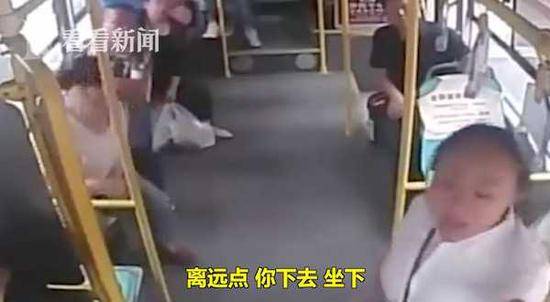 女子抢夺公交方向盘 同车乘客怒怼:你看不看新闻