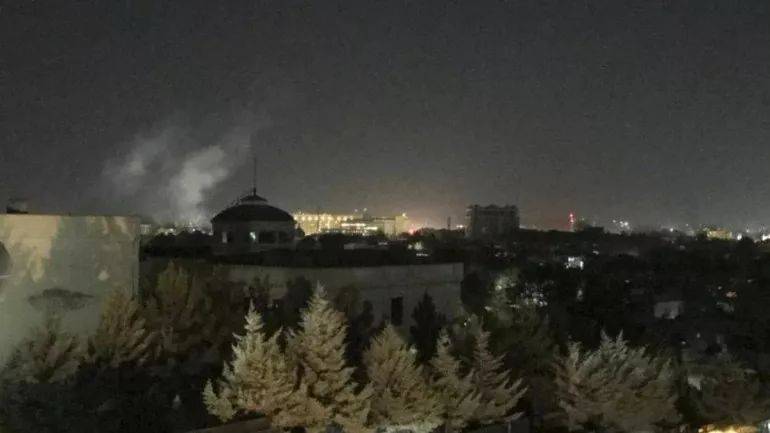 11日凌晨，一枚火箭弹在美驻阿富汗首都喀布尔大使馆附近发生爆炸（图源：美联社）