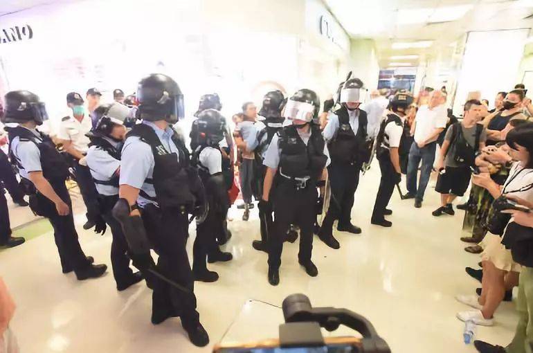 香港警方到场维持秩序。图源：港媒