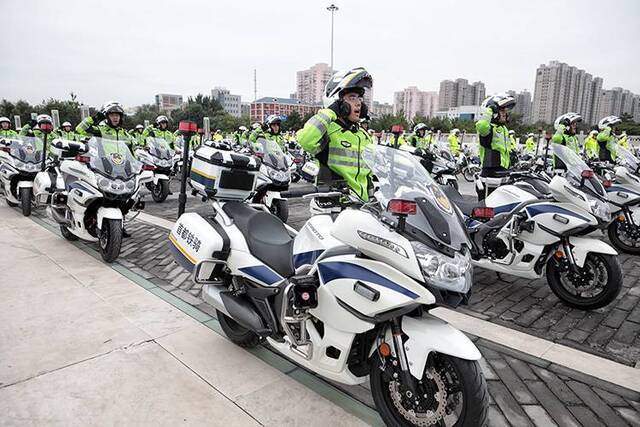 北京首批185名“铁骑交警”上路执勤