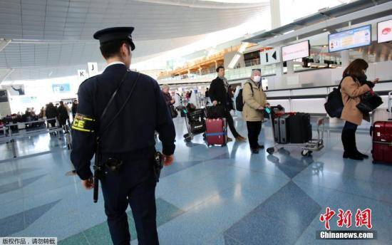 资料图：一名日本东京都警视厅反恐小组的警察在羽田机场国际到达航站楼内执勤。