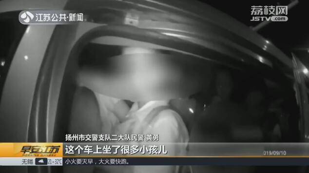 车窗全关空调不开 7座面包车“塞”进16名学生