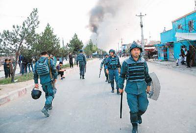图为在阿富汗首都喀布尔巡逻的安全部队士兵。新华社发