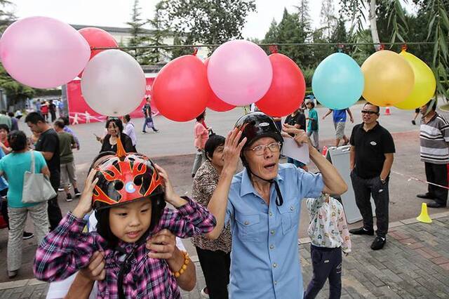 街道举办民俗运动会倡导垃圾分类