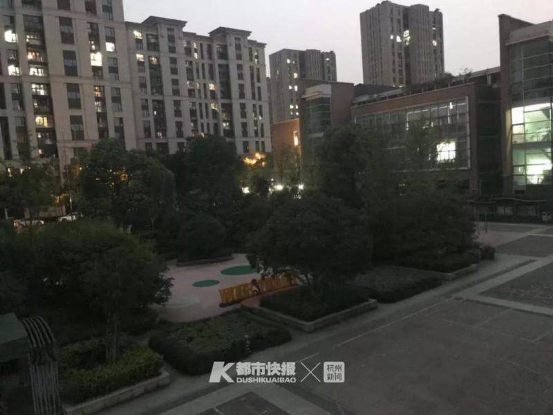 家长辱骂老师威胁其他家长致全班罢课？学校回应