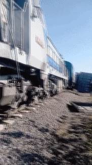 黑龙江一客运火车与大货车相撞致脱轨 多人受伤