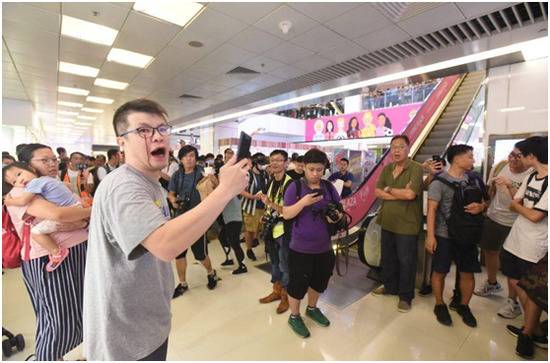 香港淘大商场9月11日发生暴力事件，一位男教师被暴徒打至面部流血。（图片来源：港媒）