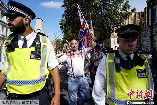 资料图：当地时间2019年，8月31日，近万英国民众聚集在英国政府所在地的伦敦唐宁街示威，抗议首相鲍里斯·约翰逊“暂停议会”。一部分脱欧的支持者也走上街头，在警察的“护送下”前行。