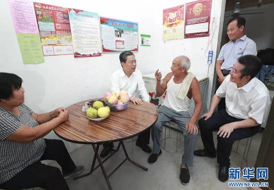 9月9日至11日，中共中央政治局常委、中央纪委书记赵乐际在河北调研。这是9月9日，赵乐际在曲阳县王家屯村走访看望农民群众，了解脱贫攻坚、基层廉政建设和干部作风等情况。新华社记者庞兴雷摄