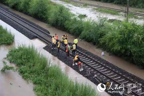 林密铁路线（林口至密山）有两处铁路路基被雨水冲毁。邱野摄