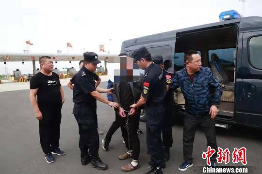 图为警方将犯罪嫌疑人白某押解回通辽。警方供图