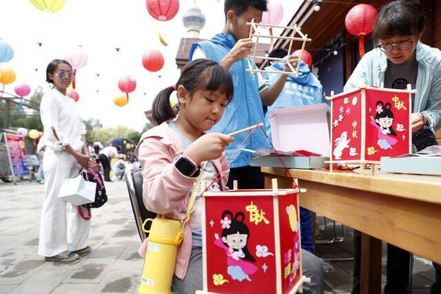 制花灯、画兔儿爷、做月饼玉渊潭公园里过中秋