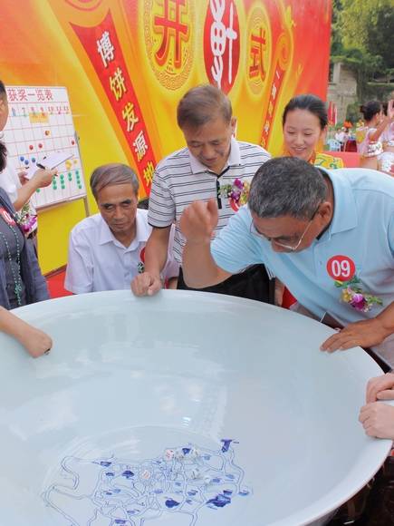 厦门中秋玩“博饼”，骰子掷的好才能拿“状元月饼”