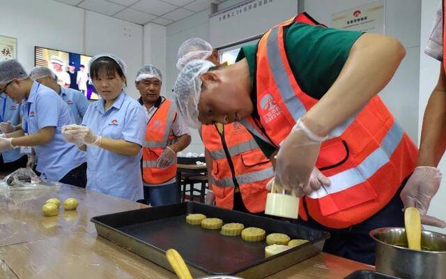 中秋节 回不了家的地铁建设者动手做月饼