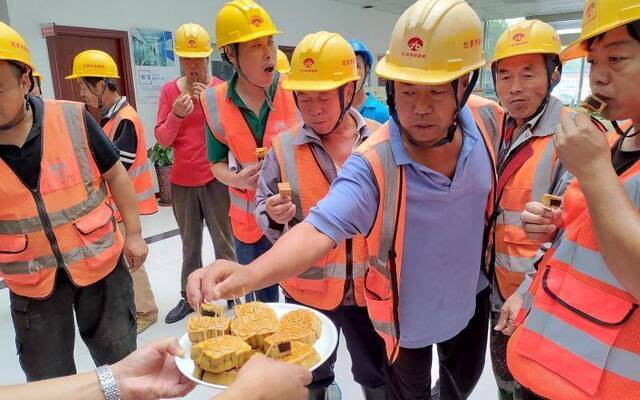 中秋节 回不了家的地铁建设者动手做月饼
