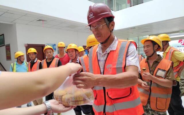 中秋节 回不了家的地铁建设者动手做月饼