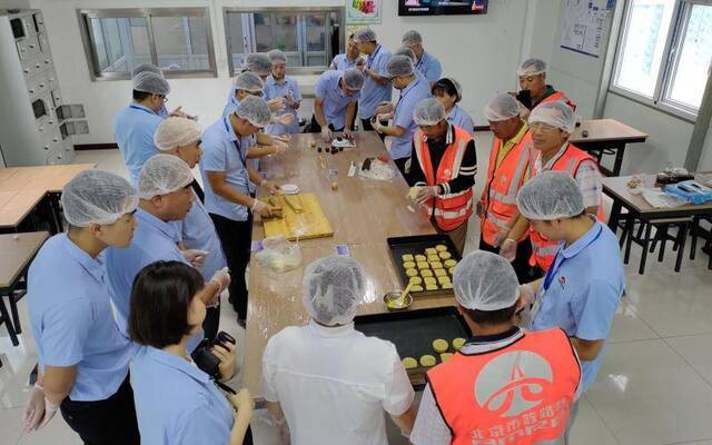 中秋节 回不了家的地铁建设者动手做月饼