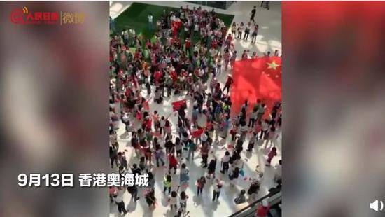 香港市民连续两天发起国歌快闪 现场燃爆了